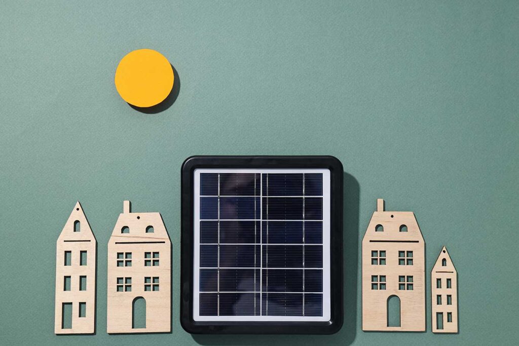 Bild eines Holzhauses mit Solarpanelen.